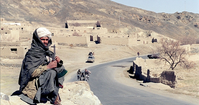 Afegão militante do Talibã guarda estrada ao sudeste de Cabul, em 1995. (Foto: AF)