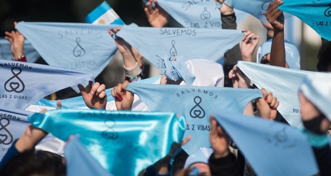 A Marcha é marcada pelo slogan “salvemos as duas vidas”, usado nos protestos da Argentina. (Foto: Reprodução)