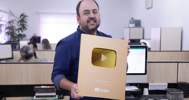 Ricardo Carreras, CEO da gravadora Musile Records, segura a placa de 1 milhão de seguidores do canal do YouTube. (Foto: Divulgação).