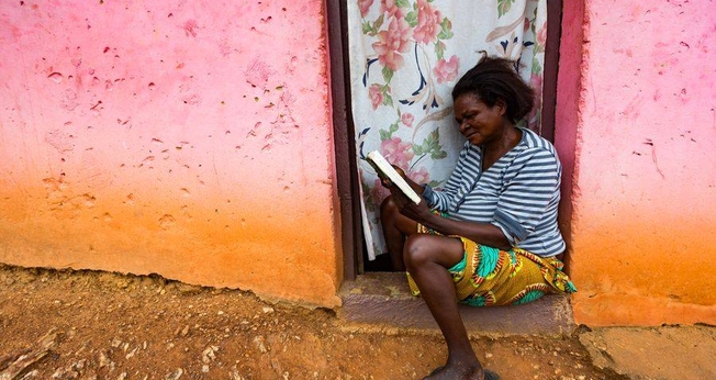 Mulher lendo a Bíblia. Mais de 1,5 bilhão de pessoas ainda não têm a Bíblia em seu idioma. (Foto: Wycliffe Bible Translators)