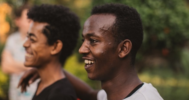 Ibrahim ainda se encontra escondido de sua família, que até hoje o procura para matá-lo. (Foto: Reprodução)