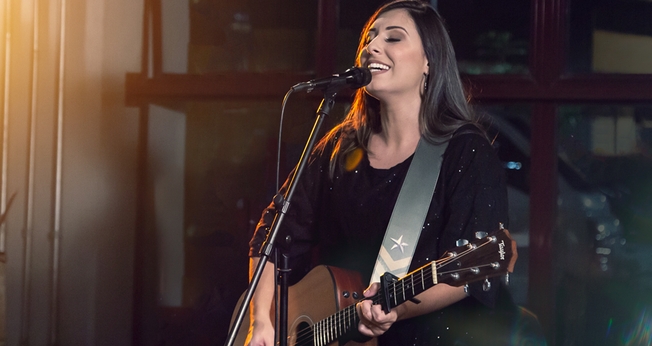 Thaiane Seghetto alcançou popularidade nas redes sociais gravando covers de músicas gospel no YouTube. (Foto: Divulgação).