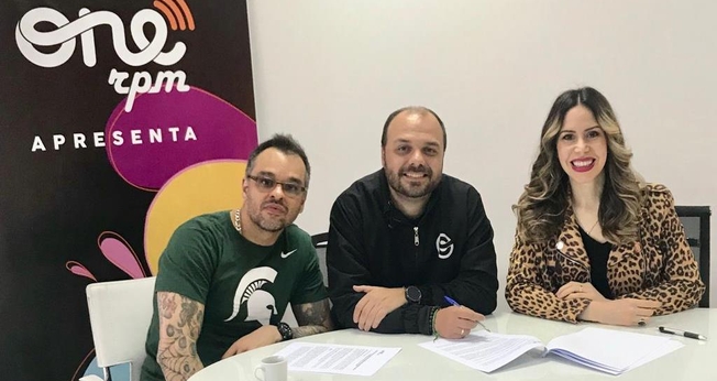 A cantora Nãna Shara fechou contrato com a ONErpm Gospel na última sexta-feira (5). (Foto: Divulgação).