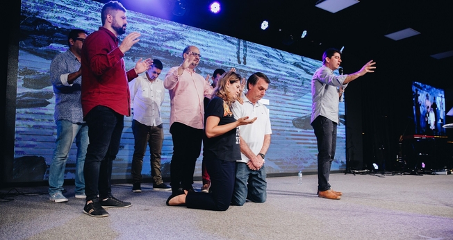 Jair Bolsonaro e sua esposa, Michelle, recebem oração de pastores em igreja. (Foto: Reprodução)