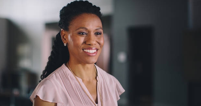 A atriz Priscilla Shirer interpretou a personagem Elizabeth no filme Quarto de Guerra. (Foto: Divulgação)