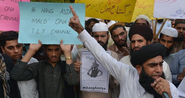 Muçulmanos pedem o enforcamento de Asia Bibi. (Foto: Herald Sun)