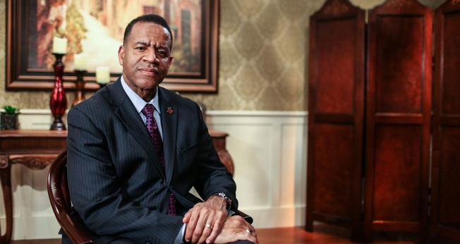 Kelvin Cochran foi indenizado, após ter sido demitido por se opor à homossexualidade. (Foto: CBN News)