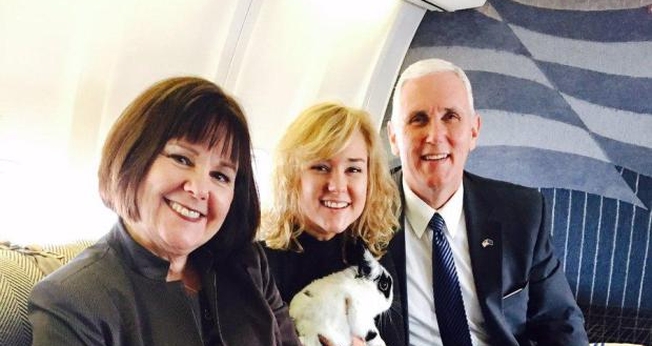 Charlotte Pence (centro) e seus pais são cristão convictos e compartilham abertamente sua fé. (Foto: Tarifsmedias)
