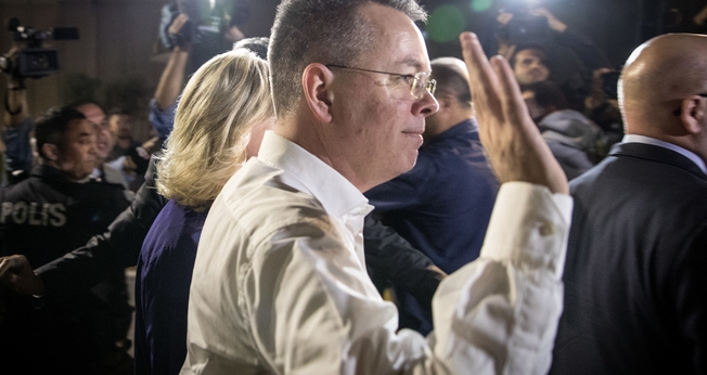 Pastor Andrew Brunson no Aeroporto Internacional de Izmir, após ser libertado de prisão na Turquia. (Foto: Chris McGrath/Getty Images)