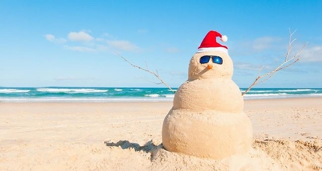 Boneco de areia montado na praia, com caracterização natalina. (Foto: bpcp.org)
