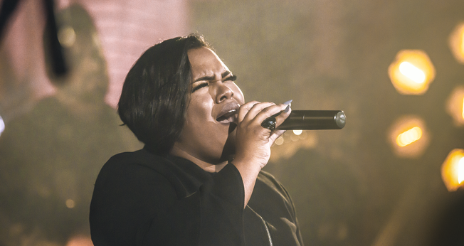 Jéssica Augusto atua como vocalista no cenário gospel desde a adolescência. (Foto: Divulgação).