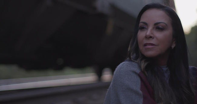 O clipe tem participação da atriz mirim Maria Eduarda Silva (Carinha de Anjo). (Foto: Reprodução).