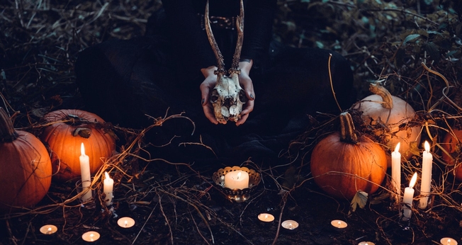 O Dia das Bruxas tem um significado mais profundo para ocultistas e satanistas. (Foto: Pexels/Freestocks)