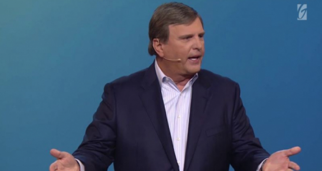 O pastor Jimmy Evans aponta várias passagens bíblicas que mostram o diabo tentando atacar a mente. (Foto: Reprodução)