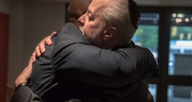 O Rev. Eric S.C. Manning em abraço com o Rabino Jeffrey Myers, em Pittsburgh. (Foto: Hilary Swift/New York Times)