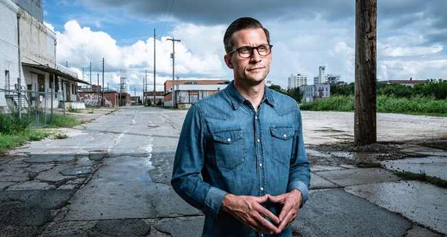 Heath Adamson teve uma forte experiência com Deus após ser evangelizado por um amigo. (Foto: Christianity Today)