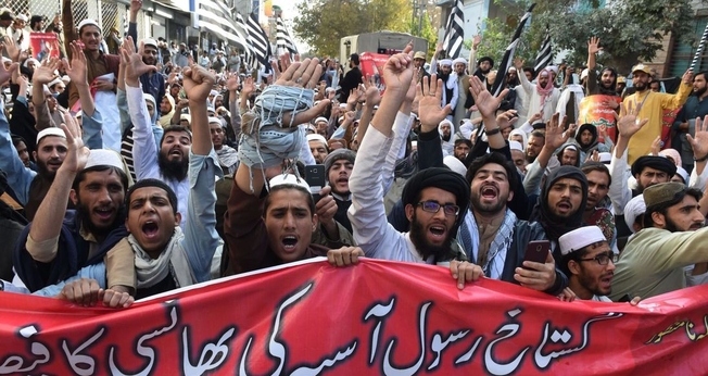 Radicais islâmicos têm exigido o enforcamento da cristã Asia Bibi, mesmo após o tribunal tê-la absolvido da pena de morte. (Foto: Sky News)