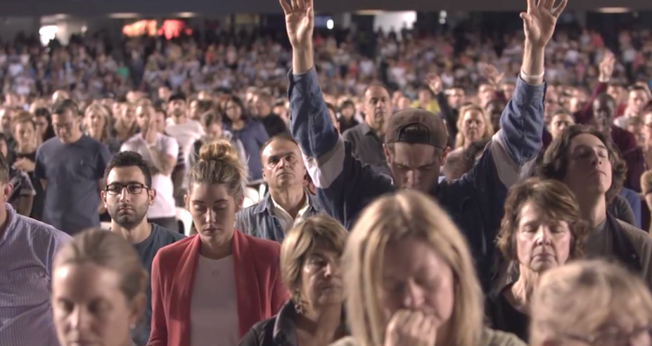 Milhares de cristãos se reuniram no final do evangelismo em um estádio para orar a Deus, na Austrália. (Foto: Reprodução).