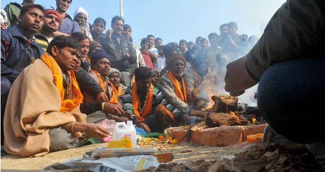 A cerimônia conhecida como "Ghar Wapsi" marca a volta de pessoas que haviam deixado o hinduísmo à sua fé antiga. Porém há relatos de que cristãos têm sido forçados a se submeterem a estes rituais. (Foto: Indian Express)