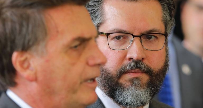 O presidente eleito, Jair Bolsonaro, ao lado do futuro ministro das Relações Exteriores, Nelson Ernesto Araújo. (Foto: AFP/Sergio Lima)