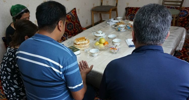 Ao chegarem na delegacia, os cristãos passaram horas sendo interrogados pela polícia. (Foto: Reprodução)