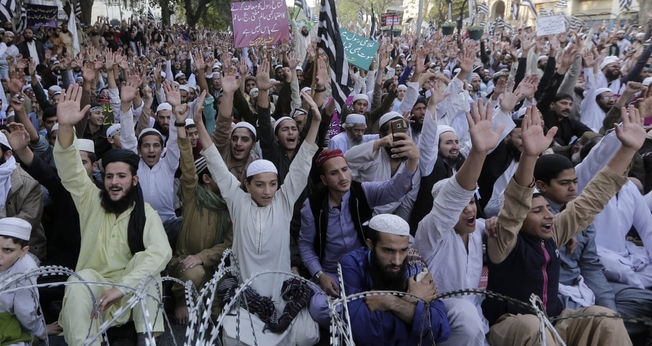 Muçulmanos durante protesto contra a absolvição de Asia Bib em Lahore, no Paquistão. (Foto: Rahat Dar/EPA)