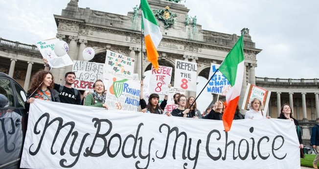 Manifestantes em protesto a favor da legalização do aborto na Irlanda. (Foto: Romy Arroyo Fernandez/NurPhoto)