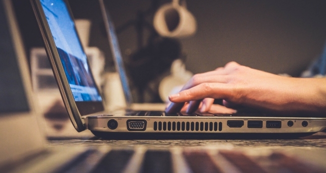 Há quem pense que não afeta a vida de outras pessoas quando "apenas assiste" pornografia na internet, mas pode estar sustentando um mercado criminoso. (Foto: John Schnobrich/Unsplash)