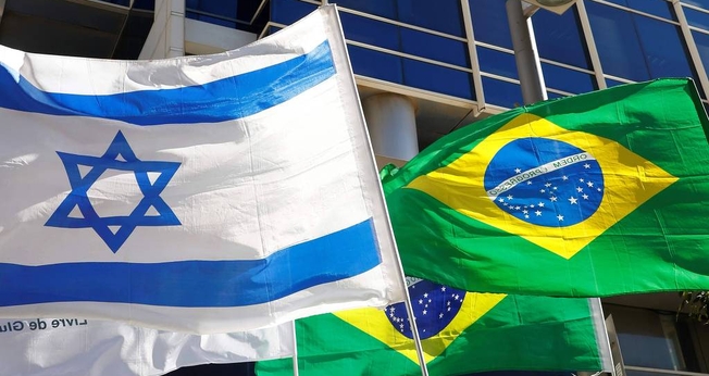 Bandeiras de Israel e do Brasil diante do prédio de escritórios da Embaixada do Brasil em Tel Aviv. (Foto: Jack Guez/AFP)
