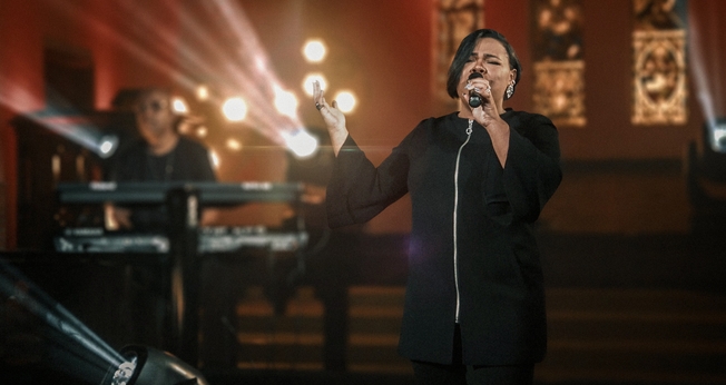 Cantora encerra o ano com música de gratidão cheia de belas harmonias. (Foto: Divulgação)