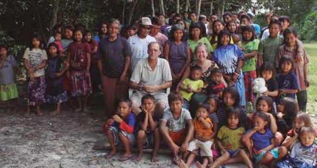 Casal de missionários norte-americanos Steve e Robin Campbell com índios da etnia jamamadi, no sul do Amazonas. (Foto: Divulgação)