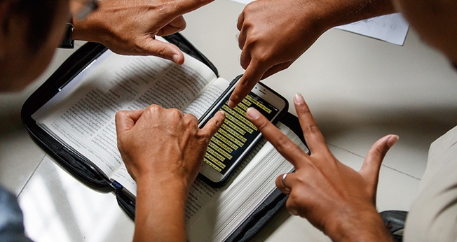 Apenas 2% das pessoas surdas ao redor do mundo têm acesso aos Evangelhos na língua de sinais. (Foto: Wycliffe Bible Translators)
