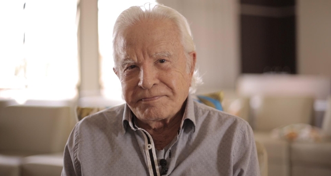 Cid Moreira tem 91 anos e ainda hoje é reconhecido pelo seu trabalho que gravou a Bíblia em áudio. (Foto: UOL)