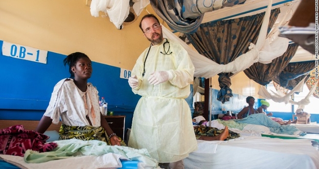 Dr. Rick Sacra foi exposto ao vírus Ebola enquanto cuidava de mulheres grávidas na Libéria. (Foto: Steven King Photos/Worcester Magazine)
