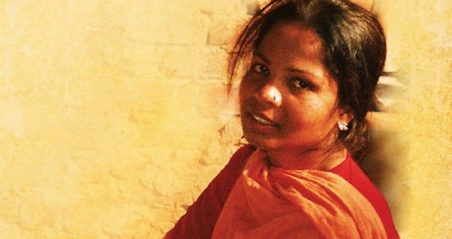 Asia Bibi está sendo ameaçada de morte por extremistas islâmicos, mesmo após sua absolvição. A primeira-ministra Theresa May (direita) disse que a segurança da paquistanesa é a "principal preocupação" do Reino Unido. (Foto: Portas Abertas)