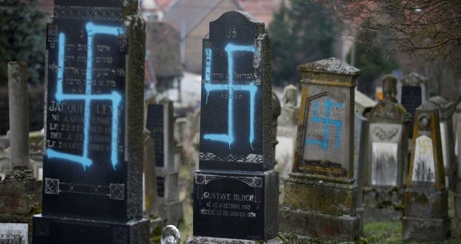 80 sepulturas foram vandalizadas em um cemitério judeu, perto de Estrasburgo, na França. (Foto: Reuters/Vincent Kessler)