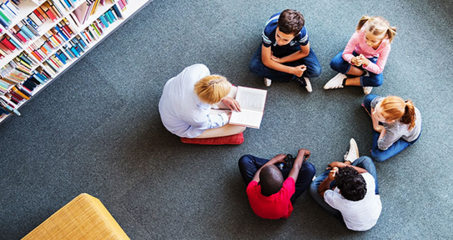 Professora lê para crianças. (Foto: CBN News)