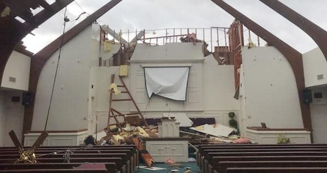 Tempestade arrancou o telhado da Igreja Batista Monte Sião, nos EUA. (Foto: Reprodução/Facebook)