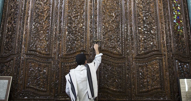 Judeu durante as orações da manhã na Sinagoga Youssef Abad em Teerã, capital do Irã. (Foto: Behrouz Mehri/AFP/Getty Images)