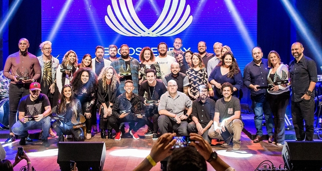 Parte dos premiados com a equipe Deezer no Gospel Day 2019. (Foto: Divulgação/ Diego Padilha)