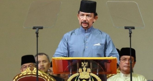 Sultão de Brunei, Hassanal Bolkiah, adotou a lei Sharia em sua total extensão, após exigir que o país tivesse um ensino islâmico rigoroso. (Foto: BBC)