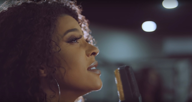 Gabriela Gomes está divulgando sua nova canção, "O Nome", gravada com a participação de Luma Elpídio. (Imagem: Youtube / Reprodução)