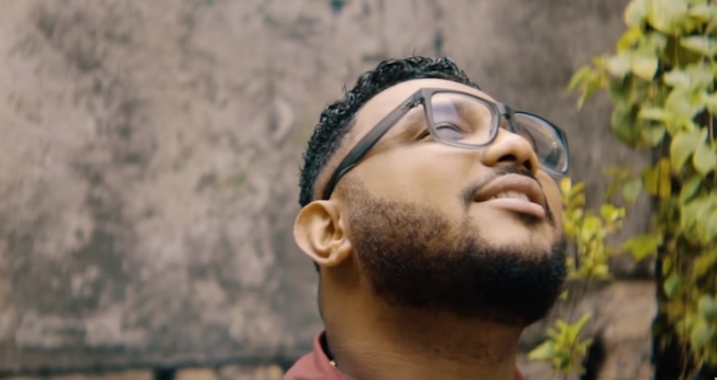 Eli Soares lançou o clipe "Deus não é o Culpado". (Imagem: Youtube / Reprodução)