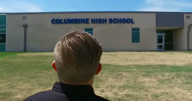 Craig Scott afirma que só conseguiu sobreviver e ajudar a salvar várias pessoas que estavam com ele na biblioteca da escola porque ouviu a voz de Deus lhe ordenando a sair daquele lugar no momento certo. (Foto: Pureflix)