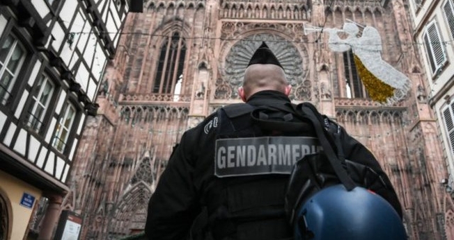 Policial se posiciona diante de igreja na França. (Foto: SEBASTIEN BOZON/AFP/Getty)