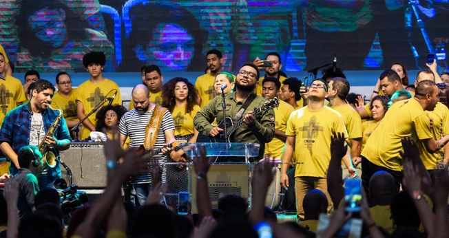 Eli Soares foi um dos que liderou milhares de jovens em momentos de louvor no evento Eli Soares - "Juventude Paulistana - Festival de Arte e Cidadania". (Foto: Divulgação)