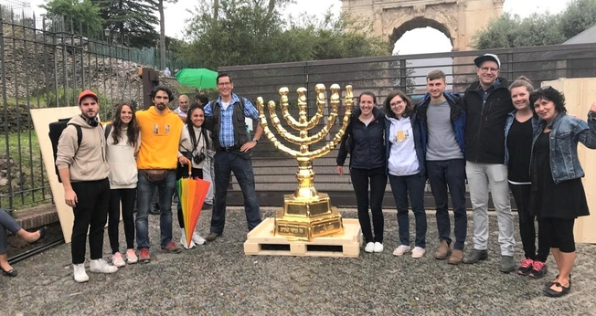 Uma réplica da Menorá está sendo conduzida por cristãos alemães a Israel.(Foto: The Menorah Project)