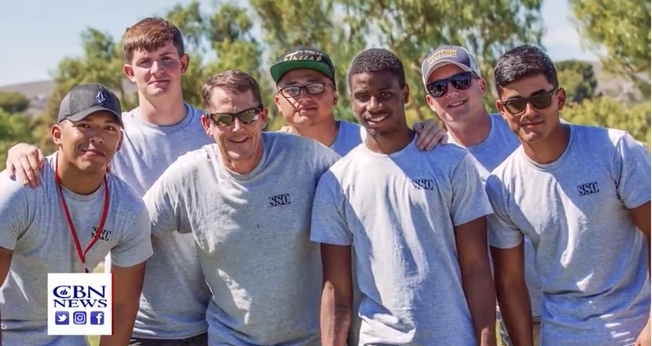 Soldados participam de ação evangelística, liderada por Rick Wolf. (Foto: CBN News)