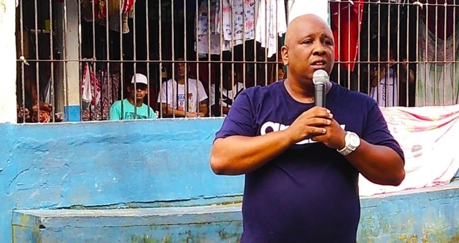 MC Dentinho prega e canta para detentos em presídio do Pará. (Foto: Divulgação)
