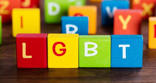 Blocos usados por crianças em escola formam a sigla LGBT. (Foto: CBN News)